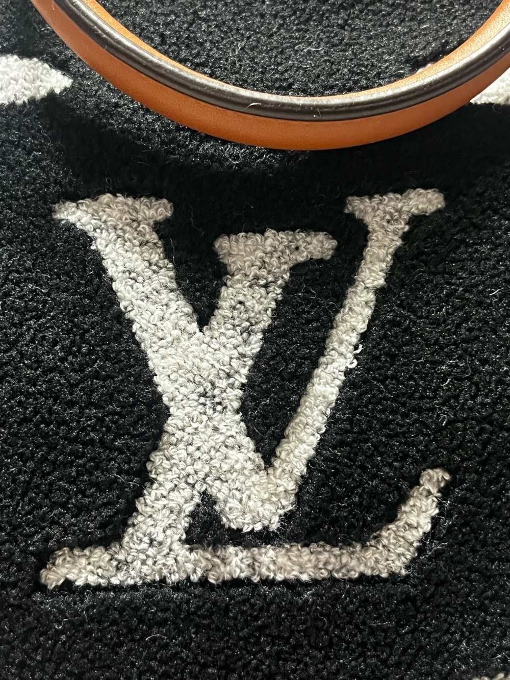 ๐ค Louis. Vuitton. GM Plush Teddy Tote Bag
Monogram Purse - Picture 3 of 9